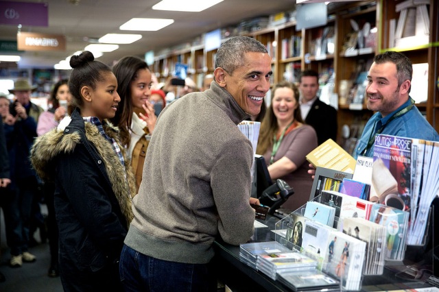 Something unlikely to be seen in the next four years: the President out buying books (Pete Souza)